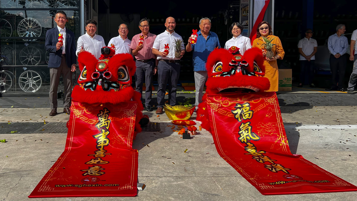 Caltex employees with lion dancers